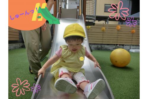 <span style='color:#7f00ff;'>初めは少し怖い…</span>と手を繋いで<br>滑っていた<span style='color:#00ff00;'>滑り台</span>。<br><br>ですが、<span style='color:#ff007f;'>何度も滑る</span>うちに<br>慣れてきたのか<span style='color:#ff7f00;'>一人でも滑れる</span>ようになりました<span style='color:#ffff00;'>★</span>