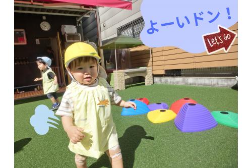 <span style='color:#ff7f00;'>歩行も安定</span>してきて小走りのような<br>姿もちらほら<span style='color:#ff00ff;'>♡</span><br>頑張って<span style='color:#007fff;'>お兄ちゃん、お姉ちゃん</span>についていこうと<br>走る姿がとってもかわいいです！<br>