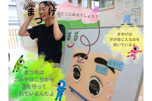 自分<span style='color:#9328ff;'>まつ毛のや眉毛</span>を触ったり<br><span style='color:#ff2dff;'>お友だちの顔</span>を見たり<br>目のことを知ることが<br>できたようです♪<br>