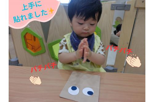 上手に貼れると<span style='color:#ff007f;'>「パチパチ」</span>と拍手！<br><br><span style='color:#007fff;'>満足そう</span>な表情で見つめています<span style='color:#ff00ff;'>♡</span>