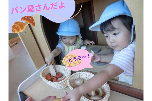 <span style='color:#7f00ff;'>おままごとコーナー</span>ではパン屋さんごっこ。<br>トングでつかんだり<span style='color:#00ff00;'>「どれにしますか～？」</span>と<br>接客をしてみたりその姿は<span style='color:#ff007f;'>真剣</span>そのもの。<br>