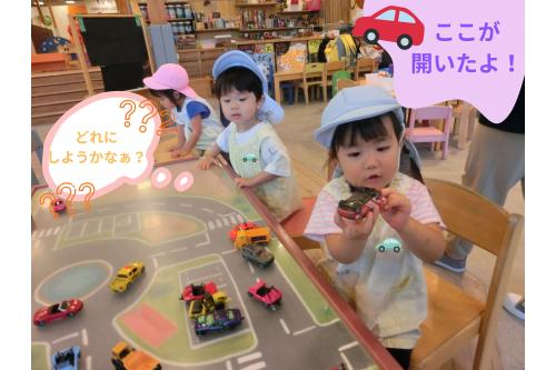 早速中へ入って<span style='color:#00ff00;'>あそび</span>がスタート<span style='color:#ffff00;'>★</span><br>まずは車コーナー！<br><br>保育園にはない車に<span style='color:#ff007f;'>「どれにしよう？」</span>と<br><span style='color:#ff7f00;'>迷う様子</span>も見られましたよ。<br>