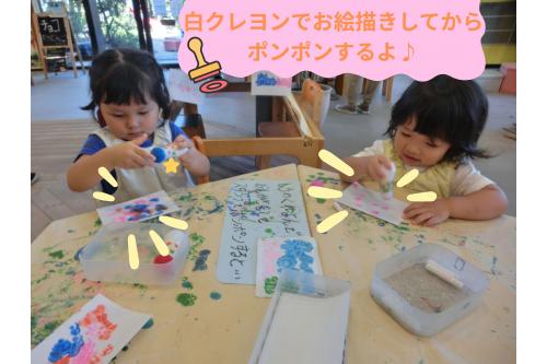 絵画コーナーでは<span style='color:#ff00ff;'>白クレヨン</span>でお絵描き！<br><span style='color:#007fff;'>スタンプ</span>でポンポン<span style='color:#ff7f00;'>色</span>をのせると<br>浮き上がってきた絵にびっくり。<br><br><span style='color:#007fff;'>集中して</span>どんどん描き進めて<br>楽しんでいましたよ<span style='color:#ff00ff;'>(*^^*)</span>