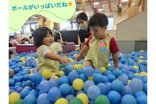 大きな<span style='color:#0000ff;'>ボールプール</span>は到着前から<br><span style='color:#ff007f;'>「ボールプールで泳ぐんだ♪」</span>と<br>楽しみにしていた子どもたち。<br><br><span style='color:#00ff00;'>ジャンプ</span>したり、<span style='color:#ff7f00;'>ドシドシ</span>と足を<br>あげて歩いたりとたくさん体を動かして<br>大満足の様子でした。<br>