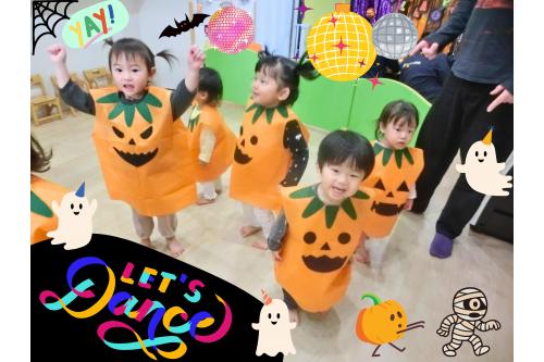 お次はみんなで<span style='color:#ff2893;'>ＤＡＮＣＥ！！！</span><br><br>ハロウィンに出てくる<br><span style='color:#9b38ff;'>Ｗｉｔｃｈ</span>、<span style='color:#389bff;'>Ｓｋｅｌｅｔｏｎ</span>，<span style='color:#ff2d96;'>Ｇｈｏｓｔ</span>など…<br>全身を使って表現します<span style='color:#ff9933;'>(*^^)v</span><br><br>みんな、とっても楽しそう<span style='color:#ffff38;'>☆</span>