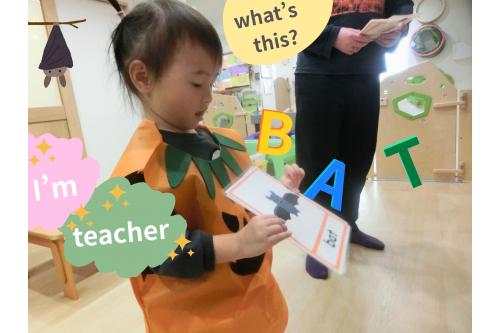 最後はみんなで<span style='color:#ff2828;'>工作遊び！</span>準備をしている間に、<br><span style='color:#ff2dff;'>小さな英語講師</span>が登場♪<br><br><br><span style='color:#38ff38;'>フラッシュカード</span>を披露して<br>くれましたよ<span style='color:#ff9b38;'>(p_-)</span>