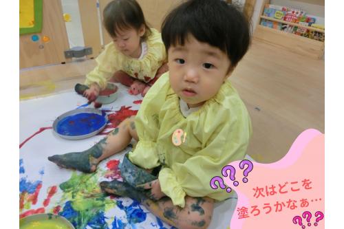 夏ごろまでは絵の具で<span style='color:#007fff;'>手や足</span>が<br>汚れることに<span style='color:#ff007f;'>抵抗があった</span>子どもたち。<br><br>ですが、すっかり<span style='color:#7f00ff;'>慣れた</span>のか<br>絵の具のお皿に手を入れたり<br>足に<span style='color:#ff7f00;'>絵の具を塗り広げ</span>たり！<br><br>ダイナミックに楽しみます<span style='color:#ff007f;'>♡</span>