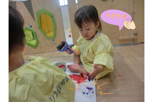 <span style='color:#0000ff;'>ぺたっ！</span><br>とっても上手に<span style='color:#ff007f;'>手形</span>が取れました<span style='color:#00ff7f;'>♪</span>