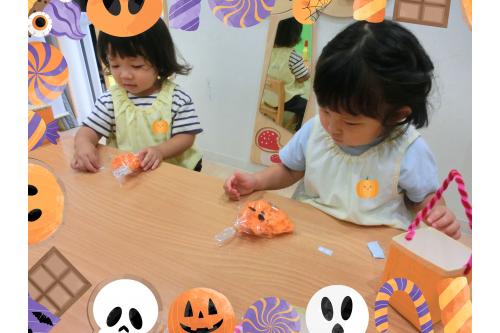 <span style='color:#ff7abc;'>前日</span>までに<span style='color:#ff7aff;'>各クラス</span>で手づくりした<br>お手製の「<span style='color:#ffbc7a;'>かぼちゃ（ラムネ入り）</span>」なんですよ✨<br><br>それぞれ<span style='color:#bc7aff;'>表情</span>の<span style='color:#7affbc;'>違う</span>かわいい<span style='color:#ffbc7a;'>かぼちゃ</span>が完成しました<span style='color:#ffff00;'>★</span>