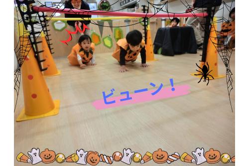 ゲーム（障害物競争）は<br><span style='color:#ff7a7a;'>①ハイハイでくぐる</span>！<br>