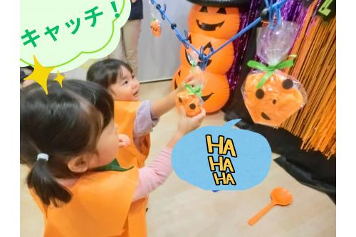 <span style='color:#ff7a7a;'>絵本</span>のあとは<span style='color:#ff7aff;'>ゲーム（障害物競争）</span>に挑戦！<br>この<span style='color:#7aff7a;'>写真</span>はその時のものです<span style='color:#7abcff;'>(^^)</span><br><span style='color:#7a7aff;'>子どもたち</span>が手に持っているこの<span style='color:#ffbc7a;'>かぼちゃ</span>…<br>