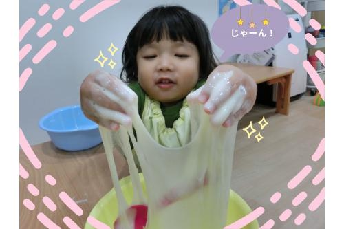 後半は<span style='color:#b770ff;'>手が汚れること</span>を<br>全く気にする様子もなく<br><br><span style='color:#ff75ba;'>ダイナミック</span>に遊ぶ<br>子どもたちでした！<br><br><span style='color:#ff3333;'>「先生みてー！」</span><br>と目を<span style='color:#ffff00;'>キラキラ</span>させて<br>遊んでいましたよ<span style='color:#b770ff;'>♪</span>