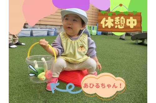 最近、<span style='color:#ff007f;'>うさぎチーム（2歳児）</span>、<span style='color:#ff7f00;'>りすチーム（1歳児）</span>は<br>ごっこ遊びにも<span style='color:#ffbc7a;'>ストーリー</span>や<span style='color:#b56bff;'>役</span>になりきって<br>遊ぶことができるようになってきました<span style='color:#ff00ff;'>❤</span><br><br>途中で<span style='color:#7aff7a;'>休憩</span>も忘れずに…<span style='color:#7abcff;'>（笑）</span>