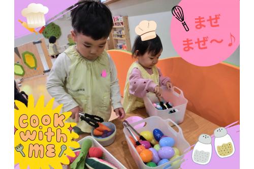 一方、<span style='color:#ff7abc;'>厨房</span>では<br>次々に<span style='color:#ffbc7a;'>ご飯</span>を作る<span style='color:#ff7a7a;'>料理人</span>！！<br><br>後ろの方で<span style='color:#bc7aff;'>料理</span>を待つ<br><span style='color:#ff7a7a;'>お客さん</span>も見えますね<span style='color:#7affbc;'>（笑）</span>