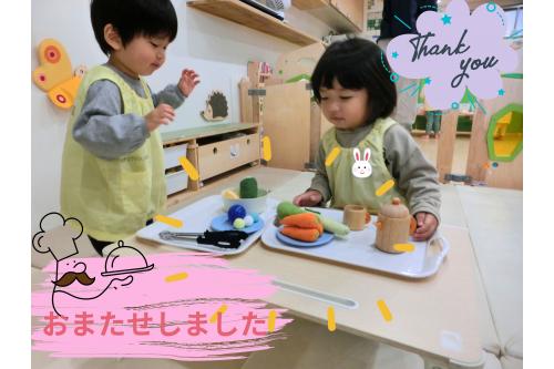 無事に<span style='color:#7affbc;'>運ぶ</span>ことができました<span style='color:#ff7a7a;'>♪</span><br><br>運べたこと、<span style='color:#ff7abc;'>料理</span>が来たことに<br>二人とも<span style='color:#ff7abc;'>にっこり</span>笑顔<span style='color:#7abcff;'>(^^♪</span>