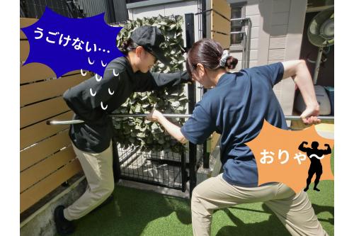 その間は、なんとか<span style='color:#7f00ff;'>子ども達の安全</span>を守るために<br><span style='color:#ff7f00;'>“さすまた”</span>を使うことも想定。<br><br><br>不審者役と職員とに分かれて<br><span style='color:#ff007f;'>さすまたを使う訓練</span>も・・・。<br><br><br>しっかり<span style='color:#00ff00;'>腰を落として下半身に力を入れる</span>ことで<br>何とか不審者の動きを止めます!<br>