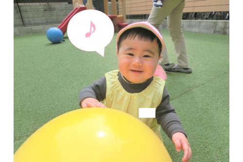 <span style='color:#ff2d2d;'>大きなボール</span>を出すと、<br>大喜び<span style='color:#ff28ff;'>★</span><br><br>みんな<span style='color:#2828ff;'>ボール遊び</span>が<br>大好きですよね<span style='color:#33ff33;'>❤</span><br><br><span style='color:#ff2323;'>ボール</span>を叩いたり、<br>持ってみたりしました<span style='color:#ff962d;'>(*^^*)</span>